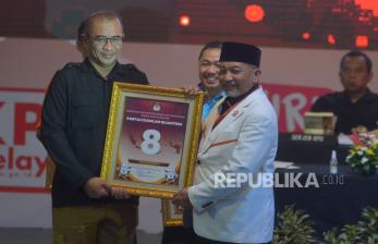 Presiden Partai Keadilan Sejahtera (PKS) Ahmad Syaikhu menerima Nomor Urut pada acara Pengundian dan Penetapan Nomor Urut Partai Politik Peserta Pemilihan Umum Tahun 2024 di Kantor KPU, Jakarta, Rabu (14/12/2022).  KPU resmi mengumumkan dan menetapkan nomor urut untuk 17 partai politik Nasional dan 6 Partai lokal aceh. Republika/Prayogi