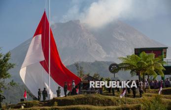 Bendera Merah Putih Raksasa Berkibar di Lereng Merapi