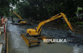 Kurangi Risiko Banjir, Sudin SDA Jaksel Lakukan Pengerukan Sedimen Kali Cideng