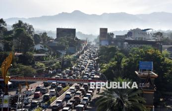 Potret Kemacetan di Jalur Wisata Puncak Bogor, Antrean Kendaraan Mengular Panjang