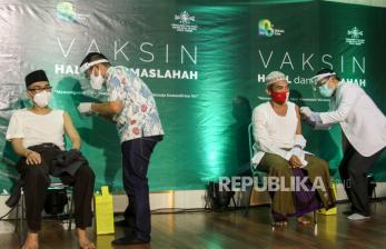 Ulama Berguguran, Ustadz Fahmi Salim: Covid-19 Nyata. Petugas kesehatan menyuntikan vaksin COVID-19 kepada tokoh agama di kantor Pengurus Wilayah Nahdlatul Ulama (PWNU) Jatim di Surabaya, Jawa Timur, Selasa (23/2/2021). Vaksinasi yang diikuti 98 kiai dan tokoh Nahdlatul Ulama (NU) tersebut bertujuan untuk pencegahan COVID-19 di kalangan ulama dan pesantren di Jawa Timur dan sosialisasi kepada masyarakat bahwa vaksin halal dan maslahah. 