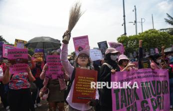 Bawa Sapu Lidi, Puluhan Perempuan Gelar Aksi Kecam Tindakan Represif Aparat