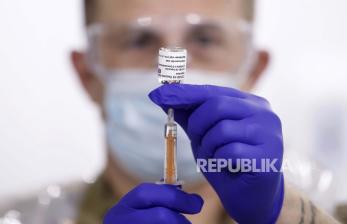  Seorang petugas medis militer menyiapkan vaksin virus corona Oxford / AstraZeneca sebelum diberikan kepada pasien di pusat vaksinasi massal Elland Road di Leeds, Inggris, Senin 8 Februari 2021. 