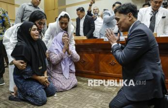 Memohon Keadilan, Orangtua ABK Kapal yang Dituntut Hukuman Mati Bersimpuh di Komisi III DPR