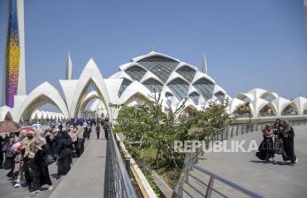 Masjid Raya Al Jabbar Ramai Dikunjungi Warga Saat Liburan Maulid Nabi  