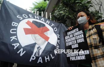 Massa Gelar Aksi Penolakan Pemberian Gelar Pahlawan untuk Soeharto 