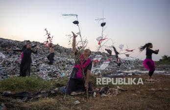 Aksi Tari Kontemporer di Tempat Pembuangan Sampah