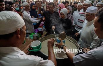 In Picture: Tradisi Berbagi Bubur Samin di Masjid Darussalam Solo