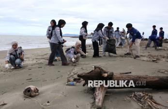 Sambut Sumpah Pemuda, Ratusan Mahasiswa Aceh Bersihkan Sampah Plastik di Pantai