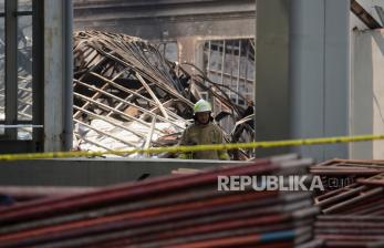 Petugas Penanggulangan Kebakaran dan Penyelamatan menyisir area lokasi kebakaran Museum Nasional di Jakarta, Ahad (17/9/2023). 