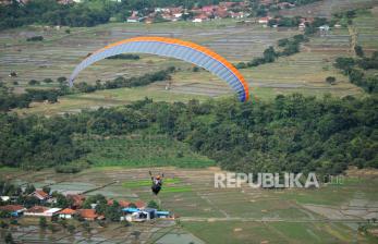 In Picture: Sensasi Terbang Paralayang di Gunung Panten Majalengka