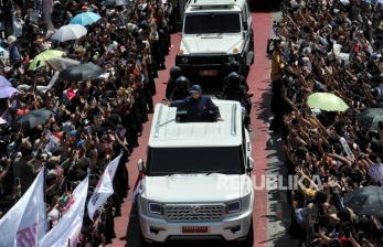 In Picture: Antusiasme Ribuan Warga Sambut Presiden Prabowo di Sepanjang Jalan Sudirman-Thamrin