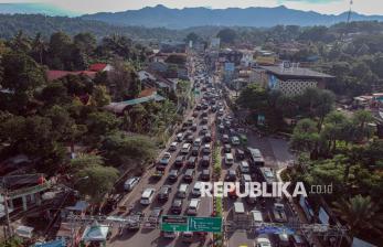 In Picture: Kepadatan Jalur Puncak saat Libur Panjang Akhir Pekan