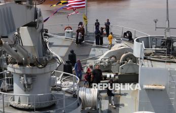 Antusiasme Warga Jelajahi KRI Teluk Calang-524