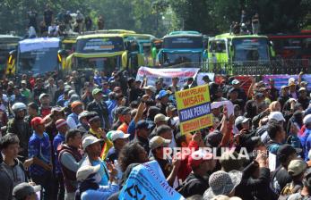 Protes Larangan <em>Study Tour</em>, Ribuan Pekerja Pariwisata di Jabar Geruduk Kantor Dedi Mulyadi
