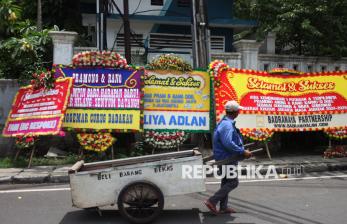 In Picture: Karangan Bunga Ucapan Selamat Penuhi Posko Pemenangan Pramono-Rano