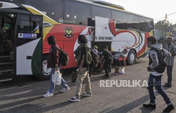 Sejumlah pemudik menaiki bus AKAP, (ilustrasi).  Anggota Komisi IX DPR RI, Netty Prasetiyani Aher, meminta pemerintah mengkaji ulang terkait kebijakan mudik lebaran 2021. 
