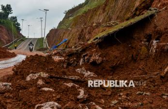 Jalur Penghubung Kabupaten Sumedang-Majalengka Ditutup Sementara Akibat Longsor
