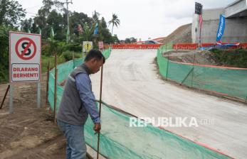 In Picture: Petugas Pasang Pembatas Jalan di Exit Tol Fungsional Yogya-Solo