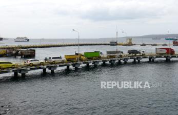 In Picture: Cuaca Buruk Sebabkan Antrean Kendaraan di Pelabuhan Ketapang