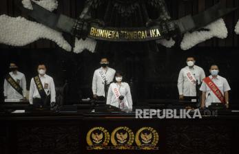 Pegawai melakukan geladi bersih pelaksanaan Sidang Tahunan MPR dan pidato kenegaraan presiden di Kompleks Parlemen, Senayan, Jakarta, Ahad (15/8).  Geladi tersebut dilakukan agar Sidang Tahunan MPR RI, sidang bersama DPR RI-DPD RI dan Rapat paripurna DPR RI tahun 2021 pada 16 Agustus 2021 berjalan baik dan lancar. Presiden Joko Widodo beserta Wakil Presiden KH Ma