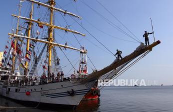 In Picture:  KRI Dewaruci Berlayar dari Dumai, Bawa Misi Memperkenalkan Peradaban Rempah Nusantara