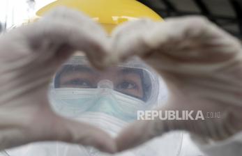 Petugas medis memberi semangat bagi mereka yang telah menjalani tes swab Covid-19. Berdasarkan studi terbaru, anak-anak yang dirawat di ICU akibat Covid-19 sebelumnya telah memiliki masalah kesehatan, seperti penyakit jantung bawaan, cerebral palsy, hingga kanker.