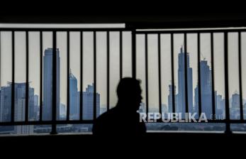 Siluet warga beraktivitas dengan latar belakang gedung bertingkat di Jakarta, Jumat (9/7). Menteri Keuangan Sri Mulyani merevisi target pertumbuhan ekonomi pada tahun 2021 menjadi kisaran 3,7 persen sampai 4,5 persen yang turun dari proyeksi awal yaitu 4,3 persen hingga 5,3 persen, karena dampak dari penerapan PPKM Jawa-Bali.