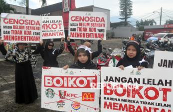 In Picture: Aksi Bela Palestina di Bogor Serukan Boikot Produk Israel 