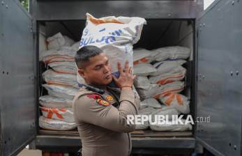 In Picture: Polda Metro Jaya Sediakan Beras Murah untuk Warga