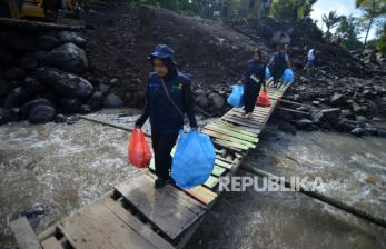Distribusi Bantuan Logistik untuk Korban Banjir Bandang Sumbar