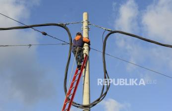 Petugas PLN melakukan pemasangan kabel baru, (ilustrasi). Anggota Komisi VII DPR RI Paramitha Widya Kusuma mengawal program Bantuan Pasang Baru Listrik (BPBL) Tahun 2022 dari Pemerintah kepada 1.086 rumah warga miskin di Kabupaten Brebes, Jawa Tengah.