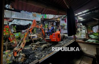   Antisipasi Banjir, Sudin SDA Jakpus Lakukan Pengerukan Kali Krukut