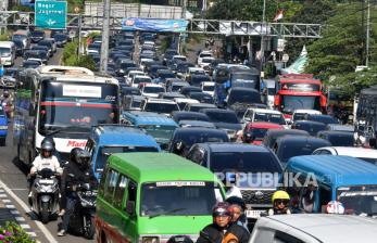 Macet Horor Puncak Bogor, Wisatawan Terjebak Macet 12 Jam, Satu Orang Meninggal Kelelahan