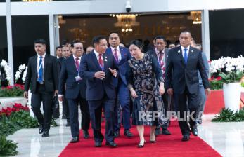  Ketua DPR RI sekaligus Presiden ASEAN Inter-Parliamentary Assembly (AIPA) 2023 Puan Maharani (kanan)  menerima kunjungan President of National Assembly of Laos, Xaysomphone Phomvihane (kiri) berjalan bersama delegasi Parlemen Laos di Gedung Nusantara, Kompleks Parlemen, Senayan, Jakarta, Rabu (9/8/2023).  Dalam pertemuan bilateral itu, kedua pimpinan parlemen sepakat untuk meningkatkan kerja sama di berbagai sektor, termasuk dalam pemberantasan kejahatan transaksional.