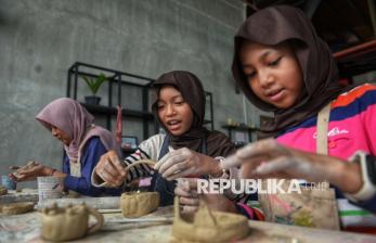 Mengisi Liburan Sekolah dengan Belajar Membuat Kerajinan Keramik dari Tanah Liat