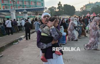 In Picture: Pelukan Rindu dan Tangis Haru Keluarga Sambut Kepulangan Jamaah Haji 