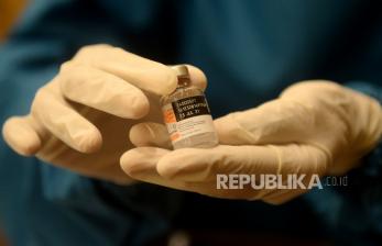 Vaksinator menunjukan vaksin COVID-19 sebelum disuntikan kepada Aparatur Sipil Negara (ASN), (ilustrasi).