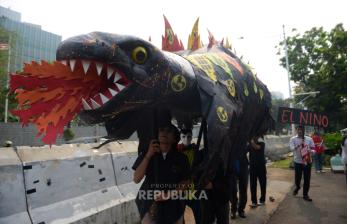 Arak Replika Monster Godzilla El Nino, Koalisi Orang Muda Suarakan Keadilan Iklim