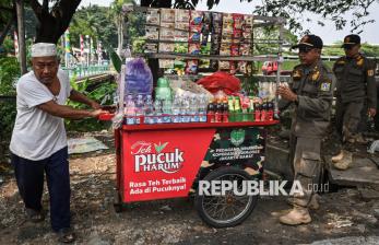In Picture: Gelar Dagangan di Pedestrian, Puluhan PKL Terjaring Operasi Bina Tertib Praja