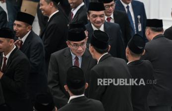 Ketua Komisi Pemilihan Umum (KPU) Hasyim Asyari (tengah) bersalaman dengan perwakilan anggota KPU Kabupaten/Kota yang baru dilantik di Gedung KPU, Jakarta, Sabtu (3/2/2024). KPU resmi melantik 145 anggota dari 29 kabupaten/kota di sembilan provinsi untuk masa bakti 2024-2029. 