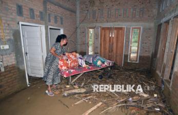 Pascabanjir Bandang Padang, Warga Mulai Bersihkan Rumah dari Timbunan Lumpur