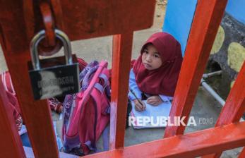 Gerbang SDN 57 Kendari Digembok, Siswa Belajar di Luar Sekolah
