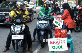 Aksi Berbagi Makanan Gratis untuk Driver Ojol