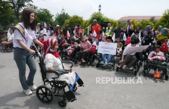 Bantuan Kursi Roda untuk Mempermudah Aktivitas Penyandang Disabilitas 