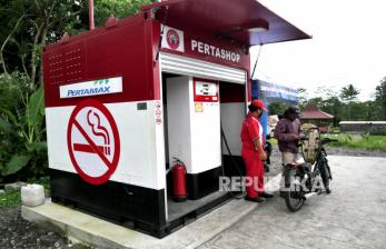 Petugas usai mengisi BBM Pertamax konsumen di Pertashop, (ilustrasi). Anggota Komisi VII DPR-RI Mercy Chriesty Barends mendorong para Kepala Desa di Kota Ambon, provinsi Maluku untuk mengembangkan dan mendirikan Pertashop.