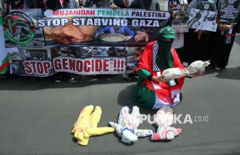 Ratusan Massa Gelar Aksi Peduli Palestina di Depan Gedung DPRD Jabar