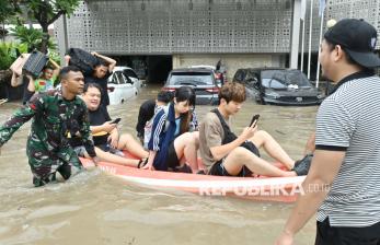 Kawasan Kuta Terendam Banjir, Wisatawan Dievakuasi dengan Perahu