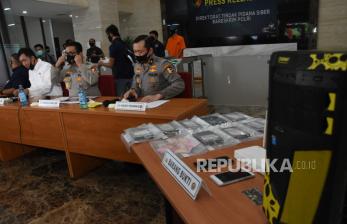 Kadiv Humas Polri Irjen Pol Argo Yuwono (kedua kiri) didampingi Karopenmas Div Humas Polri Brigjen Pol Awi Setiyono (ketiga kiri) dan Direktur Tindak Pidana Siber (Dirtipidsiber) Bareskrim Polri Brigjen Pol Slamet Uliandi (kiri).