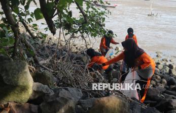 Pelajar Gelar Aksi Bersih-Bersih Sampah di Pantai Kenjeran